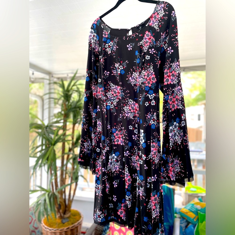 TORRID 🖤🌸🖤 Bell Sleeve Dress